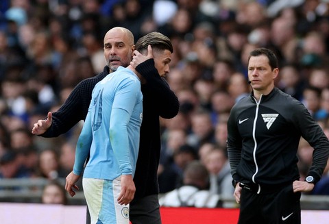 Pep Guardiola coba tenangkan Jack Grealish yang kesal ke wasit saat laga Man City vs Chelsea dalam semifinal Piala FA 2023/24 di Stadion Wembley, London, pada Sabtu (20/4) malam WIB. Foto: Action Images via Reuters/Paul Childs