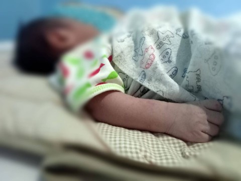Bayi E yang menjadi korban penganiayaan ayah kandungnya. Foto: Masruroh/Basra