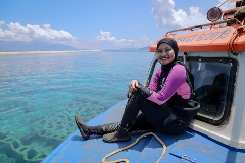 Prasari berada di atas kapal environmental saat bekerja memantau reef cube terumbu karang. Foto: Jamal Ramadhan/kumparan