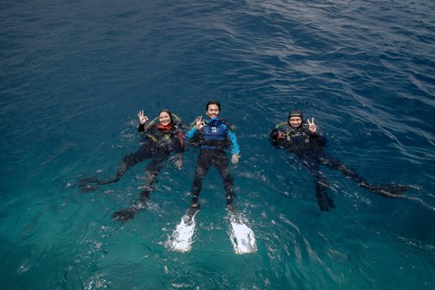 Prasari dan tim penyelam dari environmental team Harita Nickel usai menyelam untuk memantau ekosistem laut di perairan Kawasi, Pulau Obi. Foto: Jamal Ramadhan/kumparan