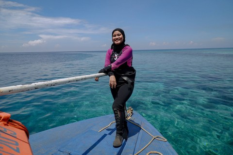 Prasari berada di atas kapal environmental Harita Nickel dengan latar belakang jernihnya air laut di perairan Kawasi, Pulau Obi. Foto: Jamal Ramadhan/kumparan