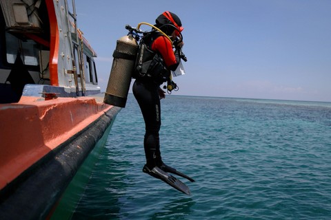 Prasari mengenakan baju dan alat menyelam yang lengkap. Foto: Jamal Ramadhan/kumparan