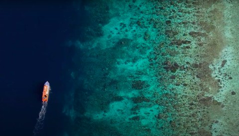 Kondisi perairan Kawasi, Pulau Obi, ketika dilihat menggunakan drone. Foto: kumparan