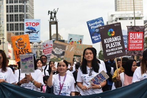 Aktris Prilly Latuconsina (tengah) bersama komunitas Konservasi Indonesia melakukan long march saat aksi memperingati Hari Bumi saat Hari Bebas Kendaraan Bermotor (HBKB) di kawasan Bundaran HI, Jakarta, Minggu (21/4/2024). Foto: Indrianto Eko Suwarso/ANTARA FOTO