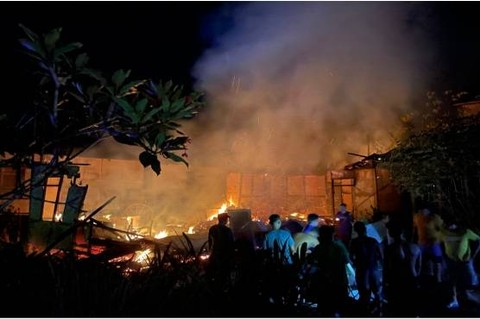 Kebakaran menghanguskan rumah warga di Desa Gonis Tekam, Kecamatan Sekadau Hilir, Kabupaten Sekadau. Foto: Dok. Polres Sekadau