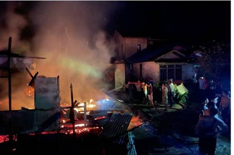 Petugas berupaya memadamkan api. Foto: Dok. Polres Sekadau