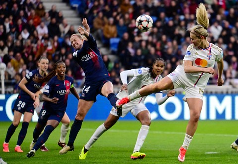 Pemain Lyon wanita Lindsey Horan menyundul bola ke arah gawang Paris Saint-Germain pada pertandingan Liga Champions Wanita di stadion Parc Olympique Lyonnais, Decines-Charpieu, Prancis, Sabtu (20/4/2024). Foto: Olivier CHASSIGNOLE / AFP