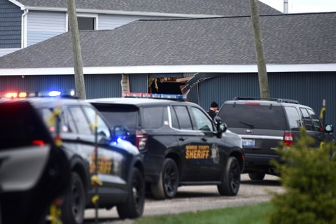 Polisi berjaga di lokasi seorang pengemudi menabrakkan kendaraannya ke gedung tempat pesta ulang tahun anak-anak berlangsung di Kotapraja Berlin, Michigan, Sabtu (20/4/2024). Foto: Kathleen Kildee/Detroit News via AP