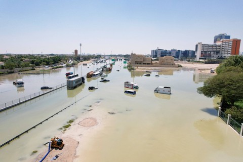 Foto udara mobil dan truk yang terendam banjir di Dubai, Uni Emirat Arab, Sabtu (19/4/2024). Foto: Reuters