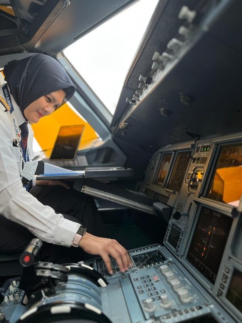 Pilot wanita Pelita Air Service, anak perusahaan Pertamina, tak gentar mengarungi udara untuk melayani masyarakat ke berbagai kota tujuan. Foto: Dok. Pertamina