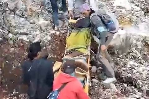 Evakuasi wisatawan asing asal China berinsial HL (31) tewas terjatuh ke jurang di kawasan Taman Wisata Alam (TWA) Kawah Ijen, Kabupaten Banyuwangi, Sabtu (20/4/2024). Foto: Dok. Istimewa