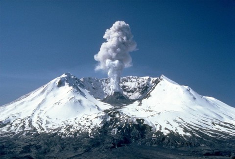 Ilustrasi perbedaan erupsi dan meletus - Sumber: pixabay.com/wikiimages-1897/