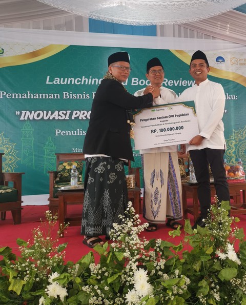 Pegadaian Syariah menyerahkan bantuan untuk Yayasan Pendidikan dan Pembangunan Annibras dalam di Pondok Pesantren Annibras Subang, Minggu (21/4/2024). Foto: Dok. Pegadaian