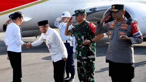 Presiden Joko Widodo tiba di Bandara Djalaluddin, Kabupaten Gorontalo, Provinsi Gorontalo pada Minggu, 21 April 2024. Pesawat Kepresidenan Indonesia-1 yang membawa Presiden dan rombongan mendarat sekitar pukul 15.50 WITA. Tampak Penjabat Gubernur Gorontalo Ismail Pakaya bersama unsur Forkopimda menyambut kedatangan Presiden. Foto: Dok Biro Pers Sekretariat Presiden.
