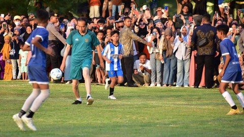 Presiden Jokowi bermain sepak bola bersama Tim U-12 Gorontalo di Lapangan Liluwo, Kecamatan Kota Tengah, Kota Gorontalo, Minggu (21/4). Foto: Dok Kominfotik.
