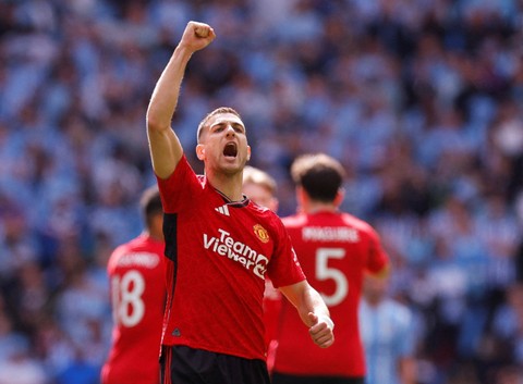 Diogo Dalot dari Manchester United merayakan gol pertama mereka yang dicetak oleh Scott McTominay  Foto: Andrew Couldridge/Reuters