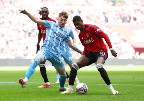Marcus Rashford dari Manchester United beraksi bersama Josh Eccles dari Coventry City  Foto: Toby Melville/Reuters