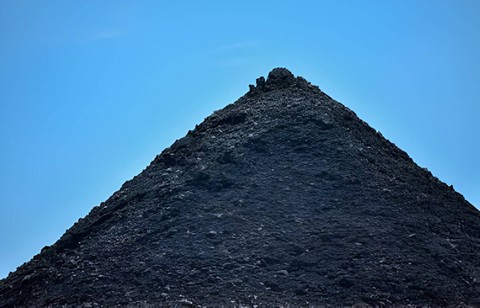 Pegunungan batu bara hitam yang siap dikirim (Sumber: shutterstock)
