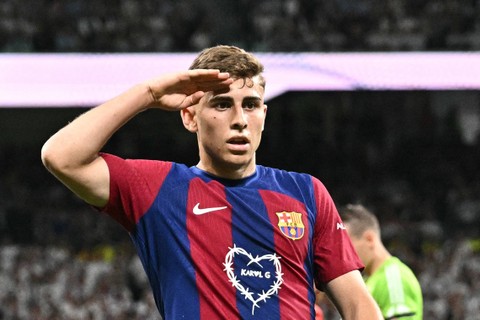Selebrasi Fermin Lopez saat Real Madrid vs Barcelona dalam laga lanjutan Liga Spanyol 2023/24 di Estadio Santiago Bernabeu pada Senin (22/4) dini hari WIB. Foto: AFP/Javier Soriano