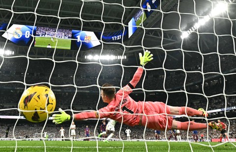 Momen Marc Andre Ter Stegan gagal tepis penalti saat Real Madrid vs Barcelona dalam laga lanjutan Liga Spanyol 2023/24 di Estadio Santiago Bernabeu pada Senin (22/4) dini hari WIB. Foto: AFP/Javier Soriano