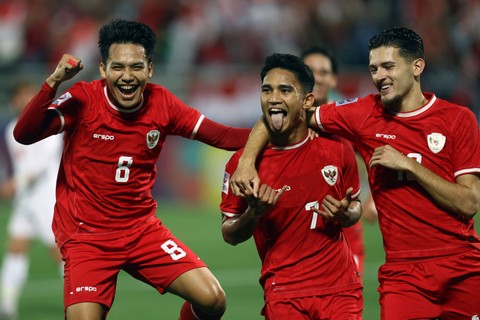 Selebrasi Witan Sulaeman, Marselino Ferdinan & Justin Hubner saat laga Timnas U-23 Indonesia vs Yordania U-23 dalam matchday ketiga Grup A Piala Asia U-23 2024 di Abdullah bin Khalifa Stadium, Doha, Qatar, pada Minggu (21/4/2024) malam WIB. Foto: AFP/Karim Jaafar