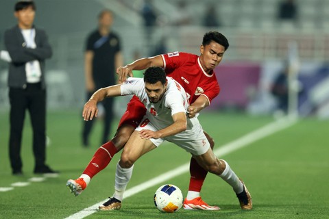 Duel Muhammad Ferarri dengan Abu Taha saat laga Timnas U-23 Indonesia vs Yordania U-23 dalam matchday ketiga Grup A Piala Asia U-23 2024 di Abdullah bin Khalifa Stadium, Doha, Qatar, pada Minggu (21/4/2024) malam WIB. Foto: AFP/Karim Jaafar