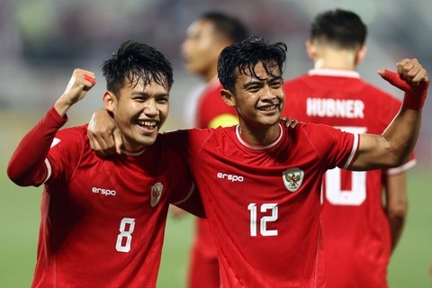 Selebrasi Witan Sulaeman & Pratama Arhan saat laga Timnas U-23 Indonesia vs Yordania U-23 dalam matchday ketiga Grup A Piala Asia U-23 2024 di Abdullah bin Khalifa Stadium, Doha, Qatar, pada Minggu (21/4/2024) malam WIB. Foto: AFP/Karim Jaafar