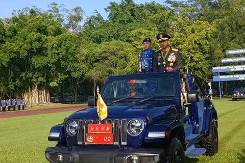 Panglima TNI Jenderal Agus Subiyanto bertindak sebagai inspektur upacara di puncak perayaan hari ulang tahun (HUT) ke-78 di Akademi Angkatan Udara (AAU) di Daerah Istimewa Yogyakarta (DIY), Senin (22/4/2024). Foto: Arfiansyah Panji Purnandaru/kumparan