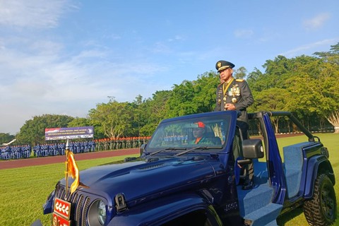 Panglima TNI Jenderal Agus Subiyanto bertindak sebagai inspektur upacara di puncak perayaan hari ulang tahun (HUT) ke-78 di Akademi Angkatan Udara (AAU) di Daerah Istimewa Yogyakarta (DIY), Senin (22/4/2024). Foto: Arfiansyah Panji Purnandaru/kumparan