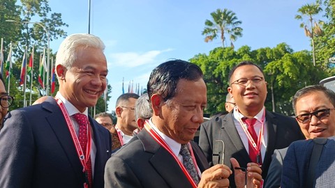 Paslon 03 Ganjar Pranowo dan Mahfud MD bersama Tim Hukum tiba jelang putusan sengketa Pilpres 2024 di Mahkamah Konstitusi (MK), Jakarta, Senin (22/4/2024). Foto: Hedi/kumparan