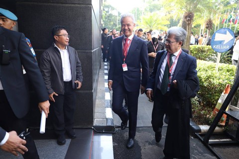 Paslon 03 Ganjar Pranowo dan Mahfud MD bersama Tim Hukum tiba jelang putusan sengketa Pilpres 2024 di Mahkamah Konstitusi (MK), Jakarta, Senin (22/4/2024). Foto: Iqbal Firdaus/kumparan