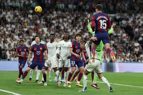 Pemain FC Barcelona Andreas Christensen mencetak gol ke gawang Real Madrid pada pertandingan lanjutan Liga Spanyol di Stadion Santiago Bernabeu, Madrid, Spanyol, Minggu (21/4/2024). Foto: THOMAS COEX / AFP