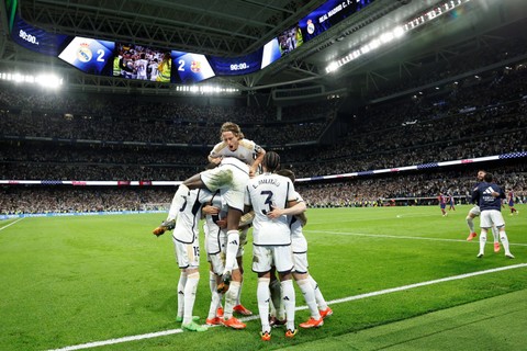 Selebrasi pemain Real Madrid usai mencetak gol ke gawang FC Barcelona pada pertandingan lanjutan Liga Spanyol di Stadion Santiago Bernabeu, Madrid, Spanyol, Minggu (21/4/2024). Foto: OSCAR DEL POZO / AFP