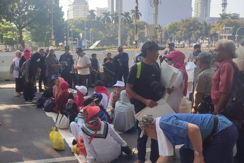 Massa pendukung paslon nomor urut 01 Anies-Muhaimin mulai berkumpul di Kawasan Patung Kuda, Jakarta, Senin (22/4/2024).   Foto: Rachmadi Rasyad/kumparan