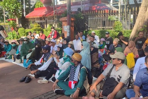 Massa pendukung paslon nomor urut 01 Anies-Muhaimin mulai berkumpul di Kawasan Patung Kuda, Jakarta, Senin (22/4/2024). Foto: Rachmadi Rasyad/kumparan