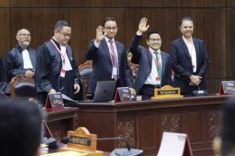 Calon presiden dan calon wakil presiden nomor urut 1 Anies Baswedan dan Muhaimin Iskandar hadir dalam sidang putusan perselisihan hasil Pilpres 2024 di Gedung Mahkamah Konstitusi, Jakarta, Senin (22/4/2024). Foto: Iqbal Firdaus/kumparan