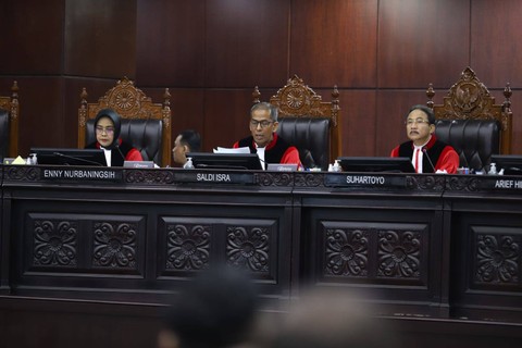Hakim Mahkamah Konstitusi memimpin jalannya sidang putusan perselisihan hasil Pemilu (PHPU) atau Pilpres 2024 di Gedung Mahkamah Konstitusi, Jakarta, Senin (22/4/2024). Foto: Iqbal Firdaus/kumparan