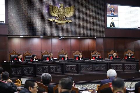 Hakim Mahkamah Konstitusi memimpin jalannya sidang putusan perselisihan hasil Pemilu (PHPU) atau Pilpres 2024 di Gedung Mahkamah Konstitusi, Jakarta, Senin (22/4/2024). Foto: Iqbal Firdaus/kumparan