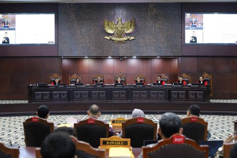 Ketua Mahkamah Konstitusi (MK) Suhartoyo (tengah) memimpin jalannya sidang putusan perselisihan hasil Pemilu (PHPU) atau Pilpres 2024 di Gedung Mahkamah Konstitusi, Jakarta, Senin (22/4/2024). Foto: Iqbal Firdaus/kumparan