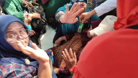Salah seorang pendukung Anies-Muhaimin yang berkumpul di sekitar Patung Kuda pingsan saat sedang mendengarkan pembacaan putusan pada Senin (22/4). Foto: Rachmadi Rasyad/kumparan