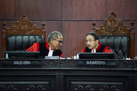 Ketua Mahkamah Konstitusi (MK) Suhartoyo (kanan) berbincang dengan Hakim MK Saldi Isra saat sidang putusan perselisihan hasil Pemilu (PHPU) atau Pilpres 2024 di Gedung Mahkamah Konstitusi, Jakarta, Senin (22/4/2024).   Foto: Iqbal Firdaus/kumparan