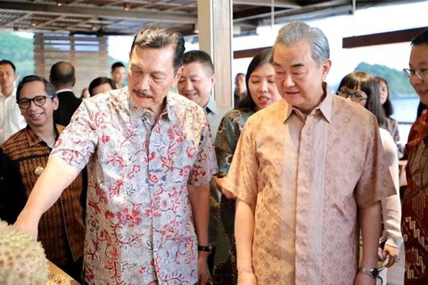 Menko Bidang Kemaritiman dan Investasi Luhut Binsar Pandjaitan bersama Menteri Luar Negeri China Wang Yi di Labuan Bajo, Sabtu (20/4/2024). Foto: Instagram/@luhut.pandjaitan