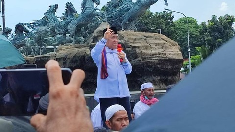 Din Syamsuddin berorasi terkait sidang putusan perselisihan hasil pemilihan umum (PHPU) Pilpres 2024 di Patung Kuda, Jakarta, Senin (22/4/2024). Foto: Rachmadi Rasyad/kumparan