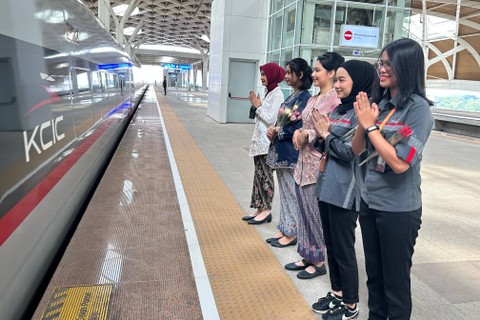 Petugas menyapa penumpang Whoosh saat peringatan Hari Kartini di Stasiun Whoosh Halim, Jakarta, Minggu (21/4/2024). Foto: KCIC