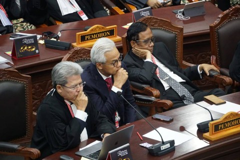 Paslon nomor urut 03 Ganjar Pranowo dan Mahfud MD mendengarkan hakim MK membacakan putusan perselisihan hasil Pemilu (PHPU) atau Pilpres 2024 di Gedung Mahkamah Konstitusi, Jakarta, Senin (22/4/2024). Foto: Iqbal Firdaus/kumparan