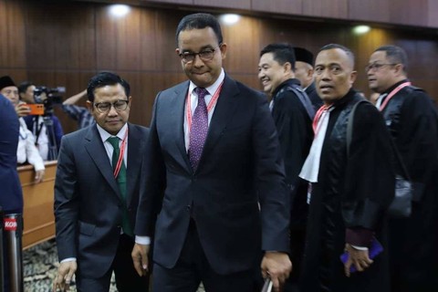 Anies Baswedan bersama tim saat meninggalkan sidang putusan MK, Senin (22/4/2024) Foto: Iqbal Firdaus/kumparan