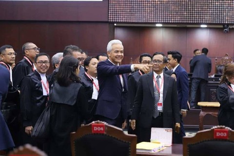 Ganjar Pranowo dan Mahfud MD usai sidang putusan MK, Senin (22/4/2024) Foto: Iqbal Firdaus/kumparan