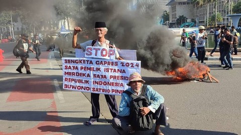 Massa bakar ban usai Mahkamah Konstitusi menggelar sidang putusan perselisihan hasil pemilihan umum (PHPU) Pilpres 2024 di Kawasan Patung Kuda, Jakarta, Senin (22/4/2024). Foto: Rachmadi Rasyad/kumparan