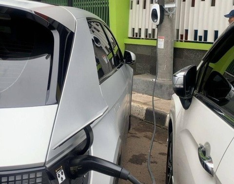 PLN Persoero hadirkan SPKLU di tiang listrik. Foto: dok. PLN Persero