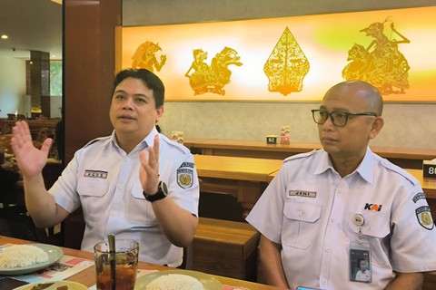 EVP of Corporate Secretary KAI Raden Agus Dwinanto Budiadji (kiri) dan Vice President Public Relations KAI, Joni Martinus (kanan) saat media gathering PT KAI di Jakarta, Senin (22/4/2024). Foto: Akbar Maulana/kumparan